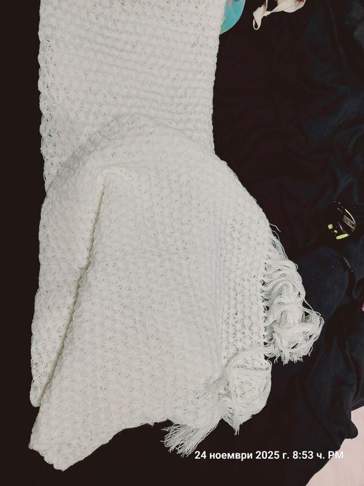 Широк плетен и плътен бял шал