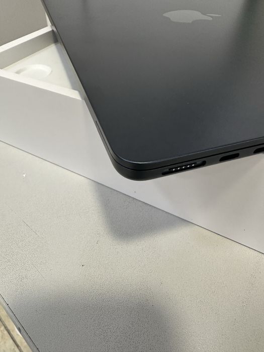 MacBook Air m2 16/256 (5 циклов)