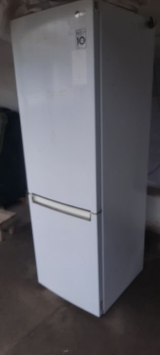 Почти новый холодильник