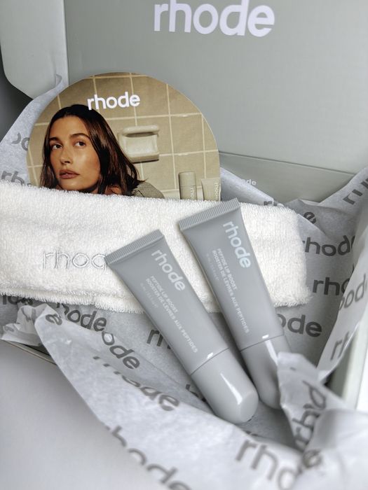 Rhode Peptide Lip Boost - оригинална пептидна маска за устни / Lip Plumper за хидратация, изглаждане и по-плътен, обемен вид, Unscented и Sugarmint