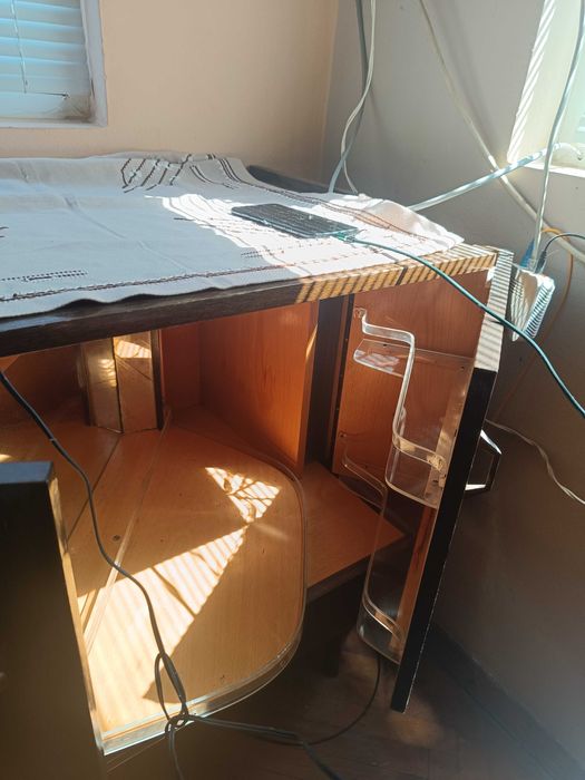 Дървен шкаф с въртящи врати