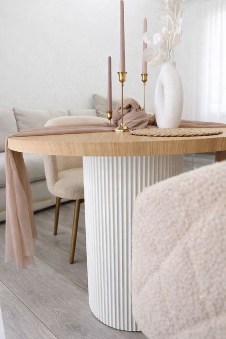 Стильный стол для гостиной