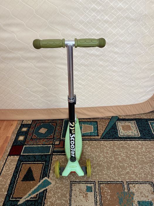 Детский зеленый самокат