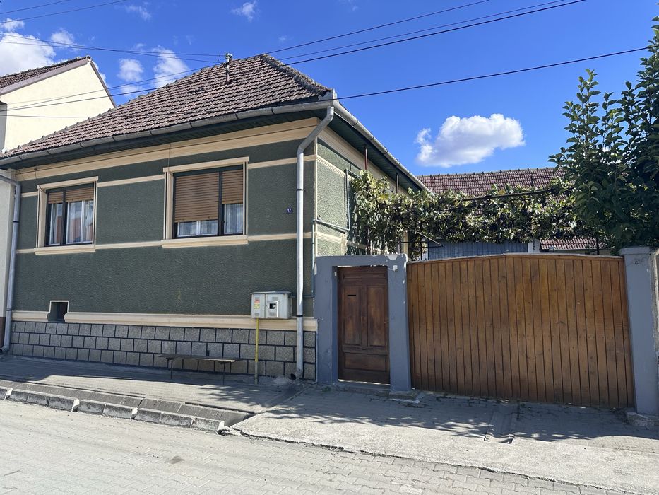 Casă de vânzare în Avrig – zonă centrala, teren 500 mp, curte generoasă și anexă