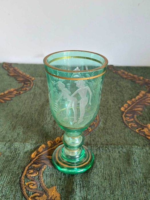 Pahar/cupă sticlă suflată manual, gravură figurativă, bandă aurie, stil vintage