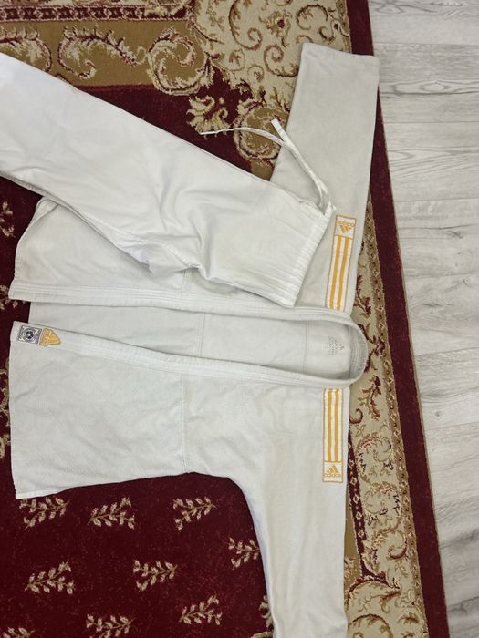 Продам кимоно(дзюдо) 5лет чистая без дефектов. И еще 2 на 165 и 170 см