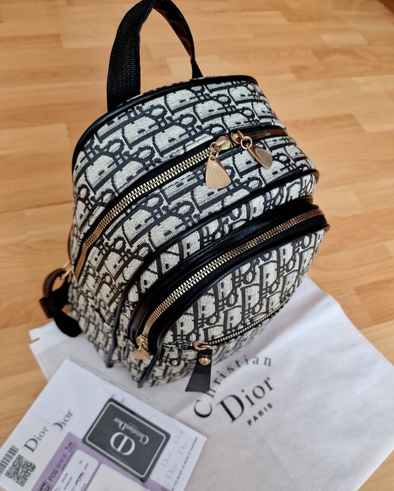 Rucsac C D super model, super pret, saculet, etichetă