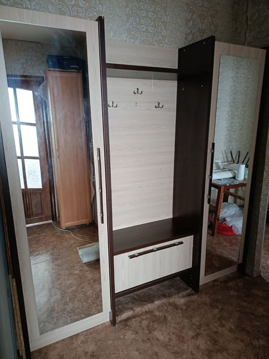 Шкаф и вешалка в прихожку