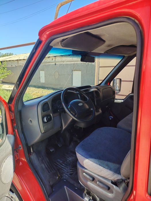 Ford avto mashinasi sotiladi
