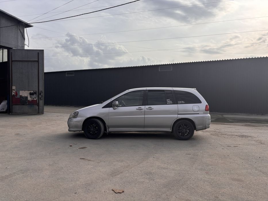 Nissan liberty 2001