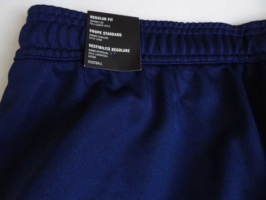 Adidas ,нов оригинален мъжки анцуг,размер М,цвят тъмносин.