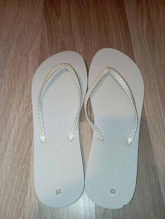 Papuci albi noi femei