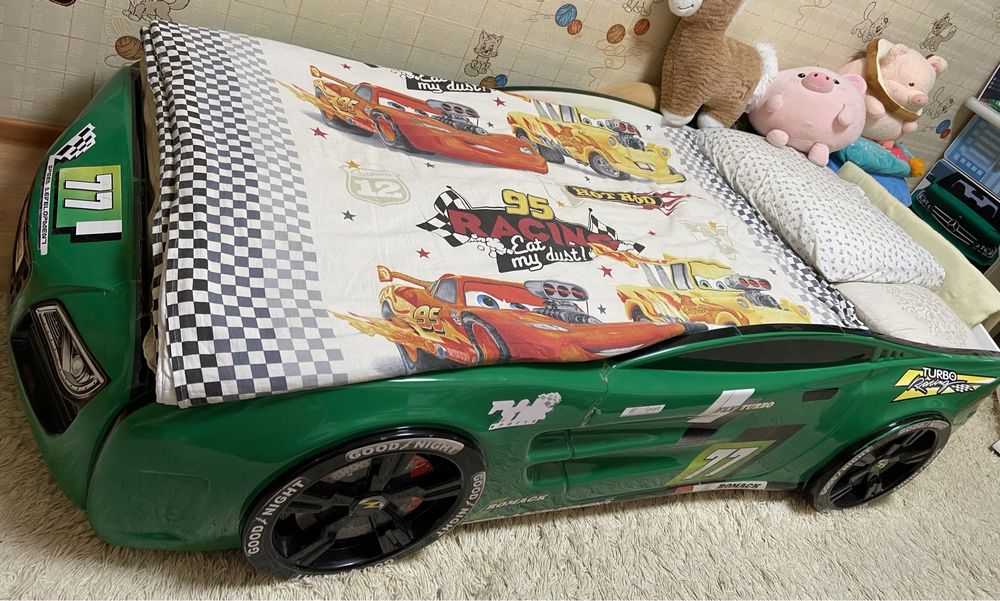 Кровати машинки, красная  и зеленая б/ у