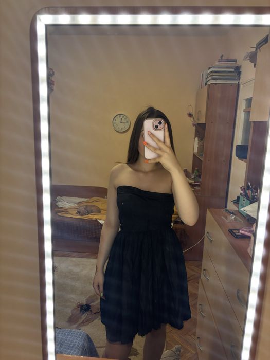 Къса черна рокля