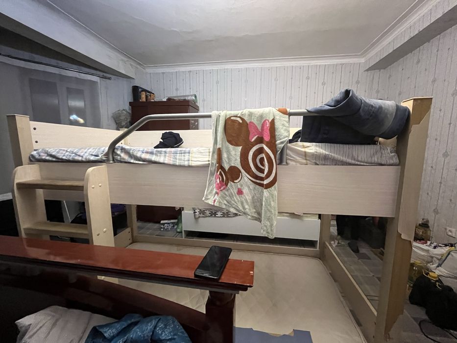 кровать двухяростный