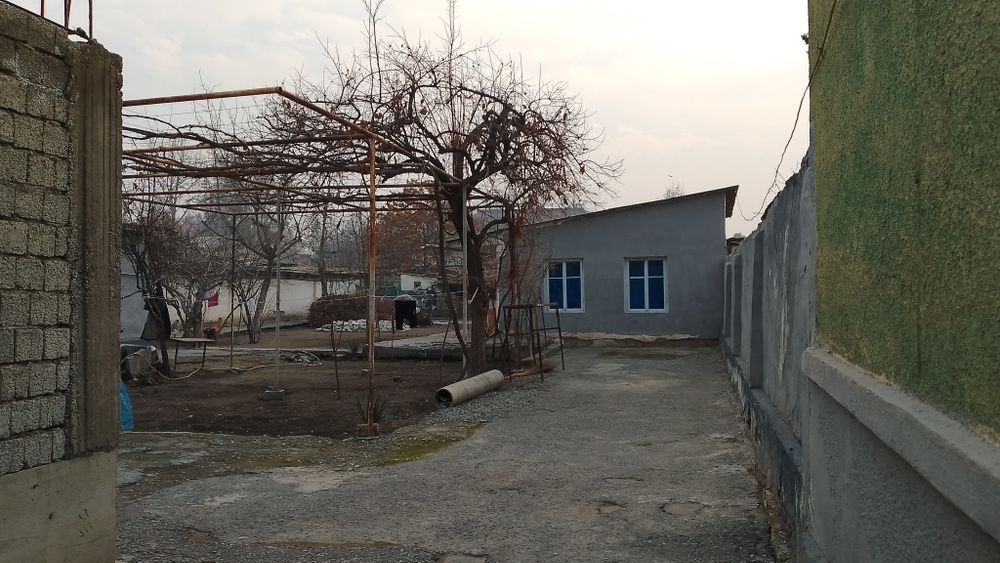 13 сотих йул буйида ховли уй фаргона сентрда, турма олдида.