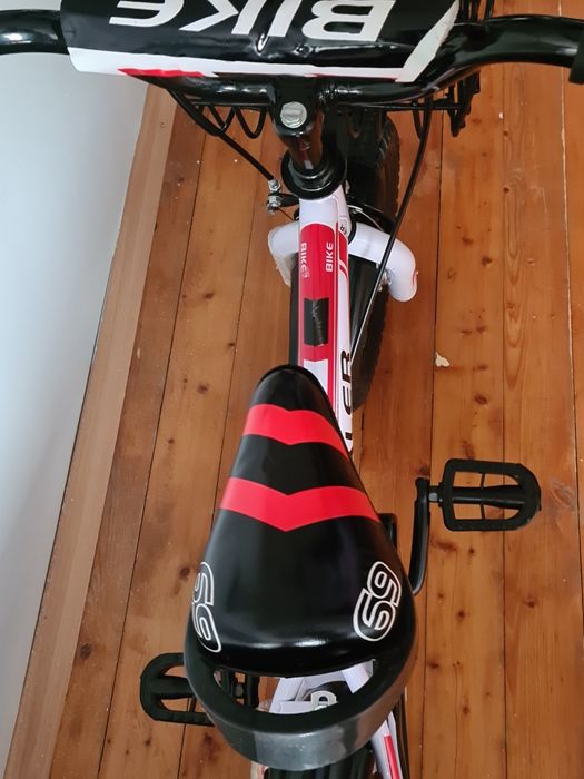 Детски велосипед  чисто нов с помощни колела