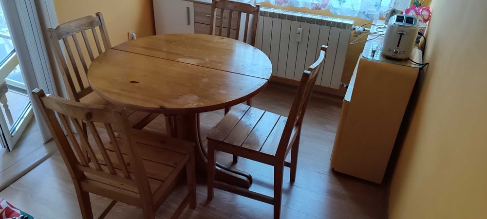 Дървена разтегателна маса + 4 стола