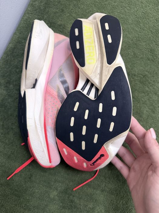 Оригинальные беговые кроссовки Adidas.
