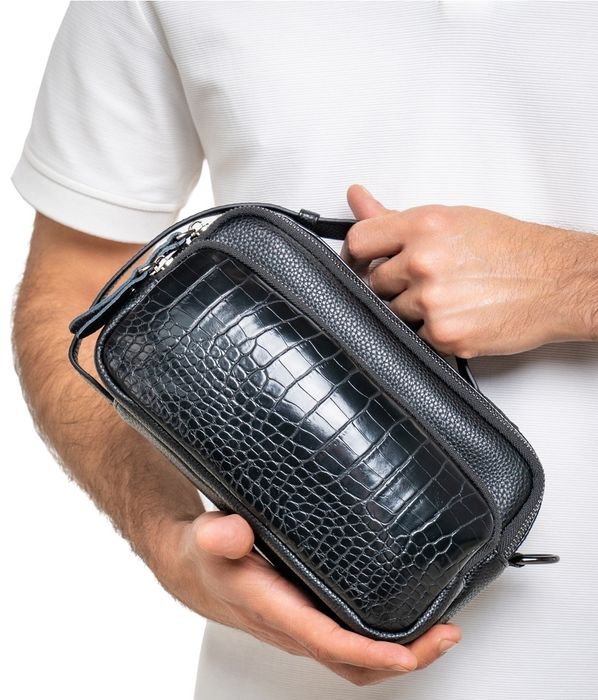 Универсальная мужская сумка барсетка - многосекционная.