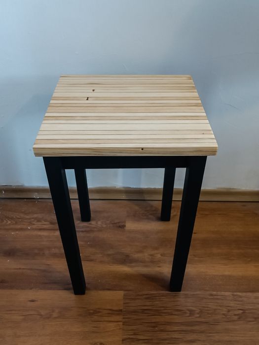 Дървена помощна маса