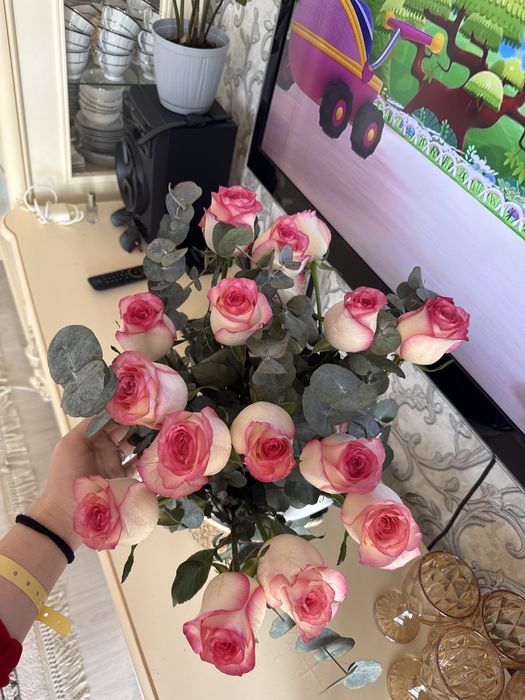 Продаю свежие цветыв корзине!