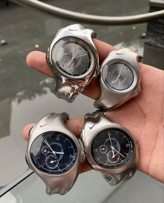 металлические, серого цвета, под оригинал нету отличие от оригинала