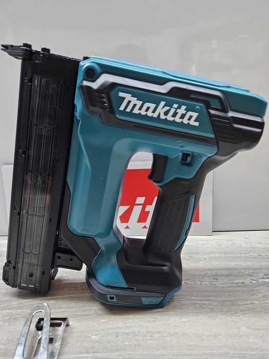 Makita Такер DFN350 18V.