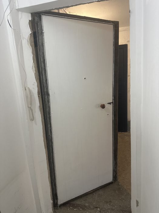 Продам наружную двери