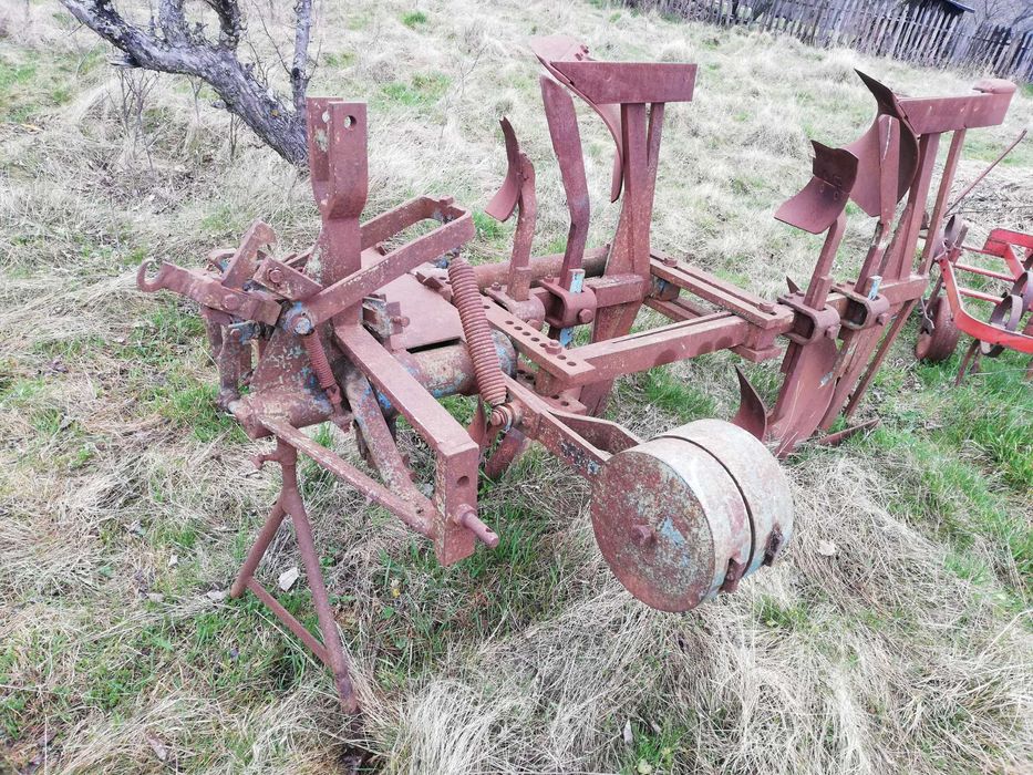 Sapă reversibilă cu 2 brazde