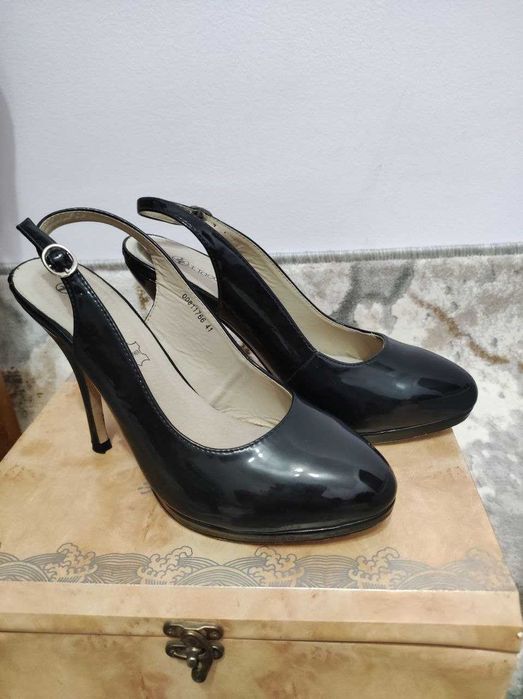 Продаются босоножки черного цвета