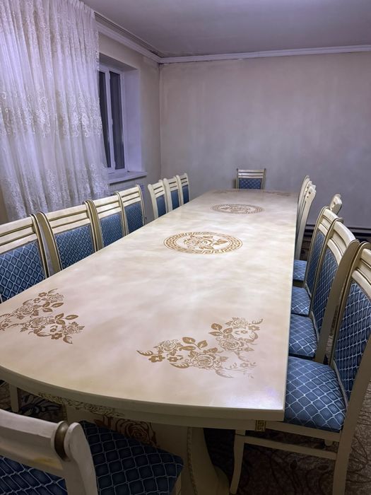 Стол со стульями