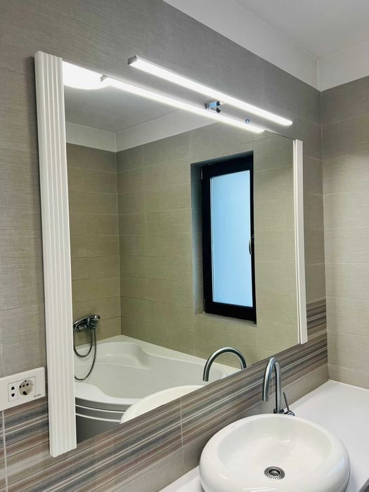 Oglinda baie cu rama alba