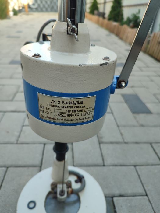 Mașină de dat semne (găurit )pentru țesături cu încălzite electricā