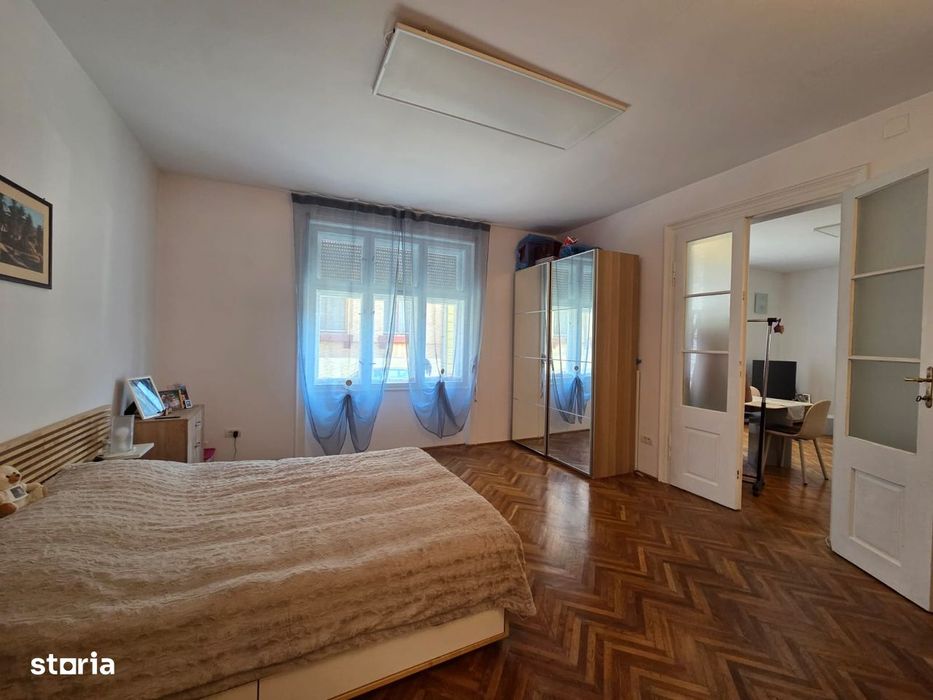 Vand apartament la casa,zona centrala