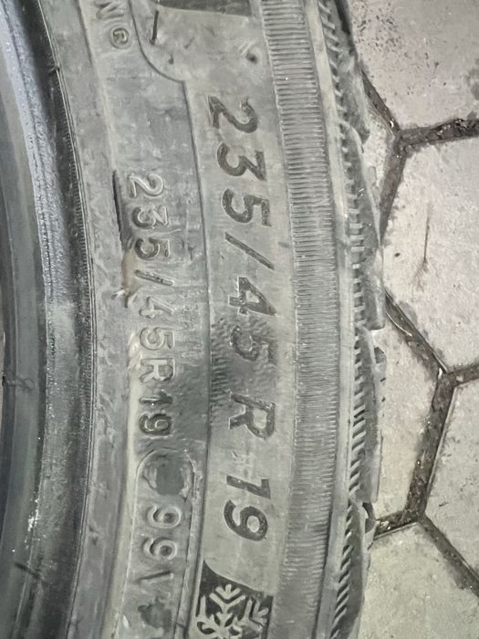 2бр зимни гуми 235-45-19