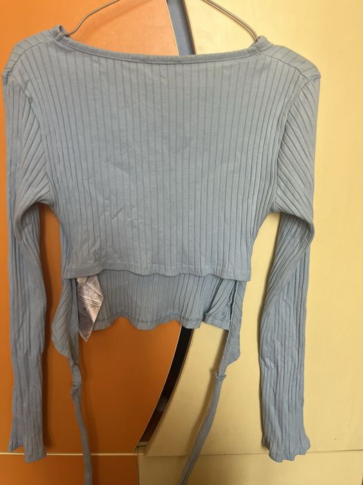 Синя блуза с гол гръб