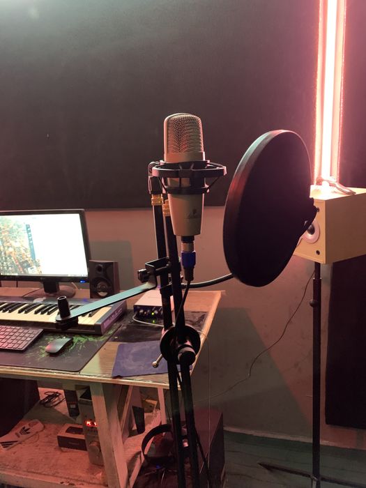 Tayyor studia sotiladi Xolati zur yaxshi ishlidi