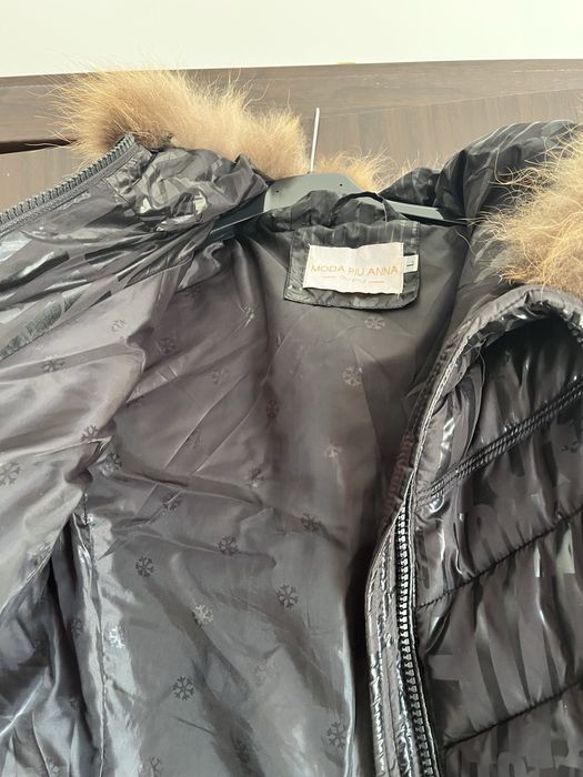 Продавам черно зимно яке с две шапки подарък