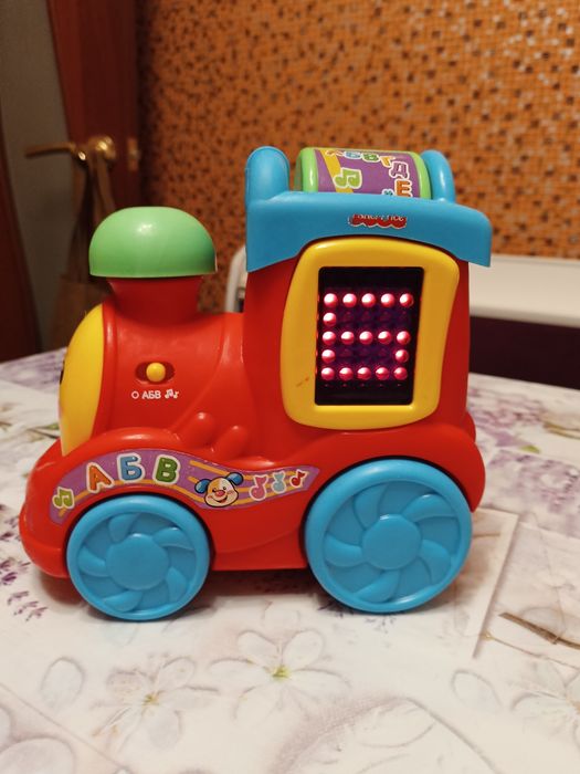 Паровозик Fisher Price.