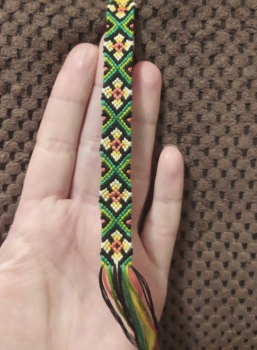 Ръчно плетени гривни (гривна на приятелството)