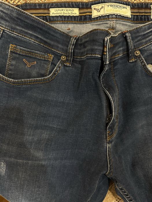 Вталени дънки на марката Teodor