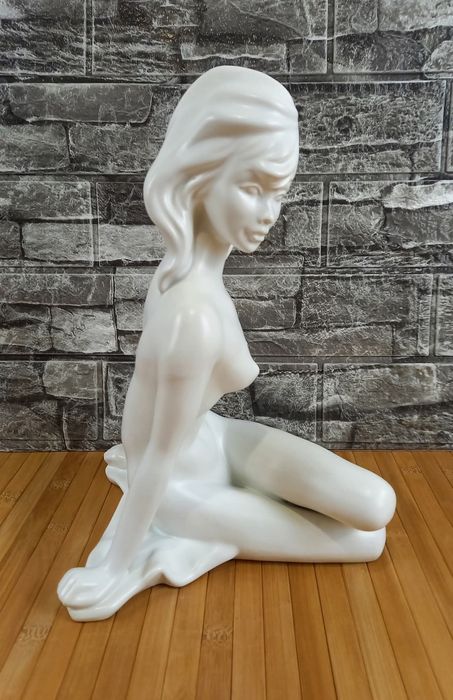 Порцеланова фигура/статуетка на гола жена - Goebel