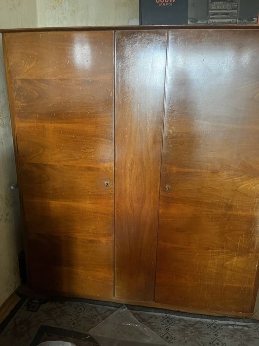 Масивни дървени гардероби, скрин и маса и маса