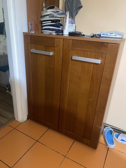 Vând mobilă de bucatarie cu electrocasnice si alte obiecte