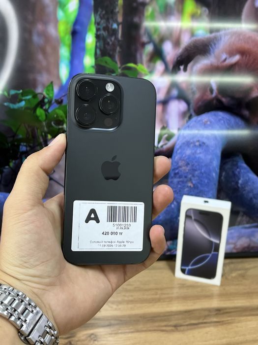 Телефон iPhone 16 Pro