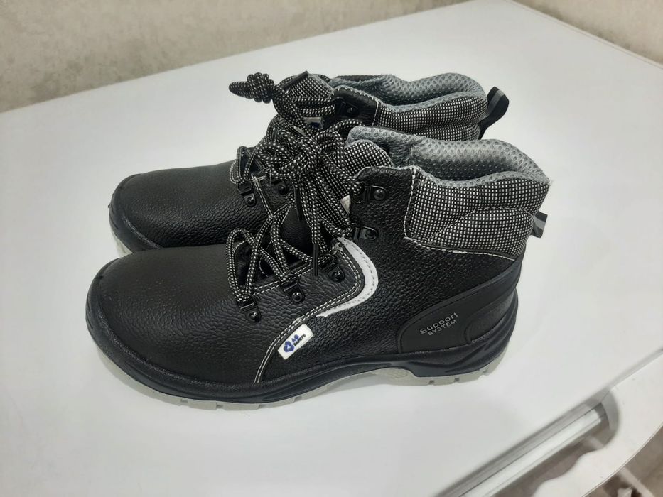 Продаю спец ботинки зимний