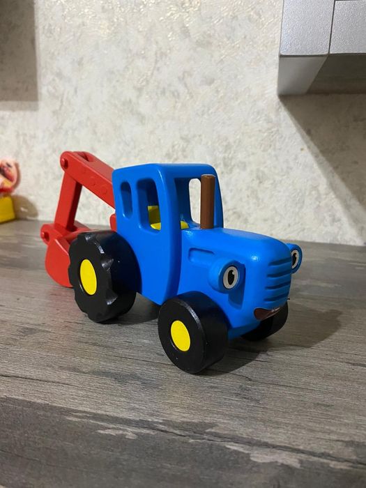 Продам деревянный синий трактор.