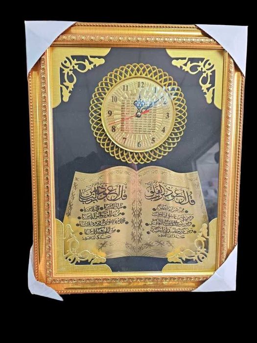 Стенен часовник в съчетание с молитви върху пано с рамка