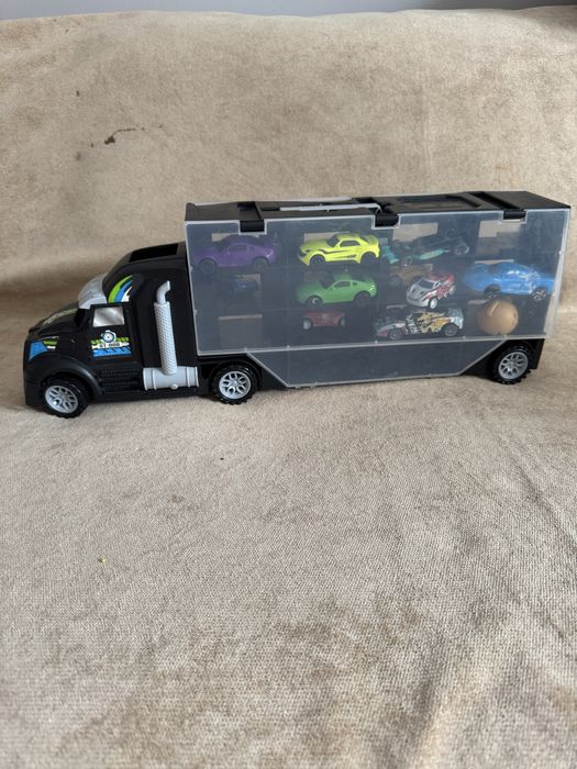 Игрушечная грузовая машина с набором маленьких машинок